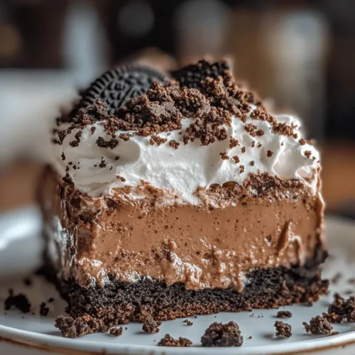 In the realm of desserts, few treats capture the heart quite like chocolate-based delights, especially when infused with the iconic flavor of Oreo cookies. The Oreo Pudding Cake Delight is a stunning dessert that seamlessly blends the rich, chocolaty essence of cake with the creamy sweetness of pudding, creating a multi-layered experience that is sure to tantalize the taste buds. This indulgent treat is not only a feast for the senses but also remarkably simple to prepare, making it a favorite for both novice bakers and seasoned chefs alike.